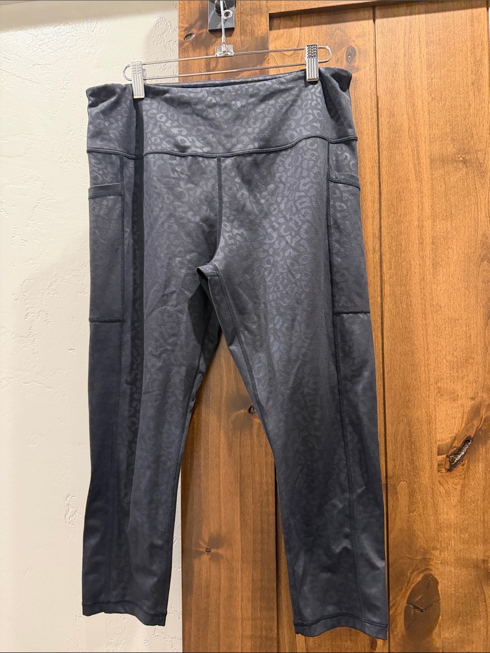 Women’s High-Waist Black Leopard-Print Performance Capri Leggings